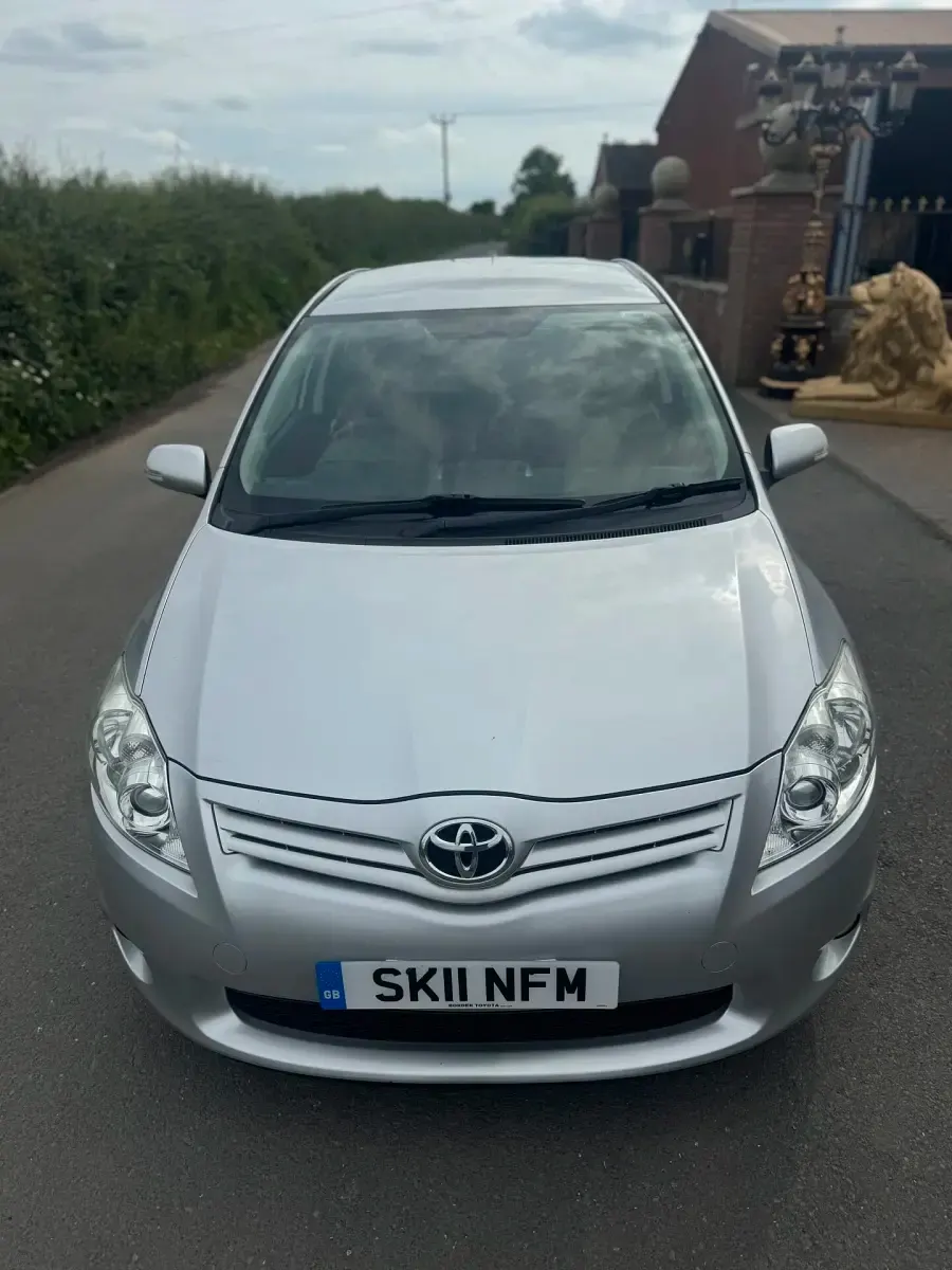 Used Toyota Auris 90 HP (66 kW) 2011 Silver Hatchback