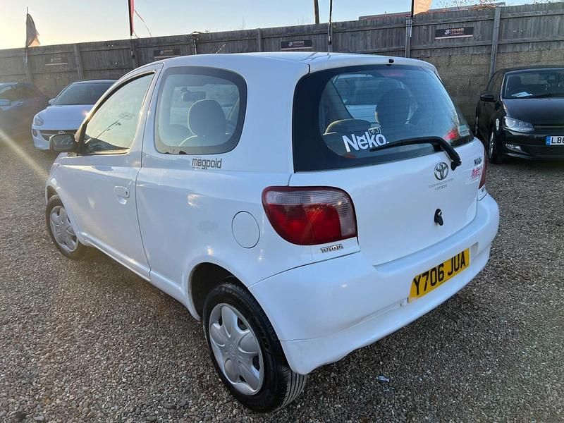 Used Toyota Yaris 86 HP (63 kW) 2001 White Hatchback