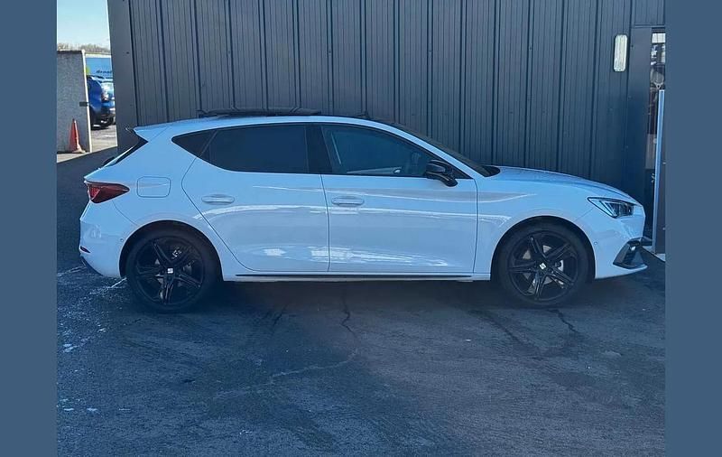 Ny Seat Leon Black Edition 147 HK (108 kW) 2026 Vit Halvkombi