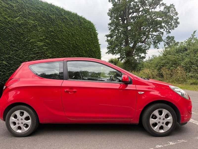 Used Hyundai i20 Edition 77 HP (56 kW) 2011 Red Hatchback