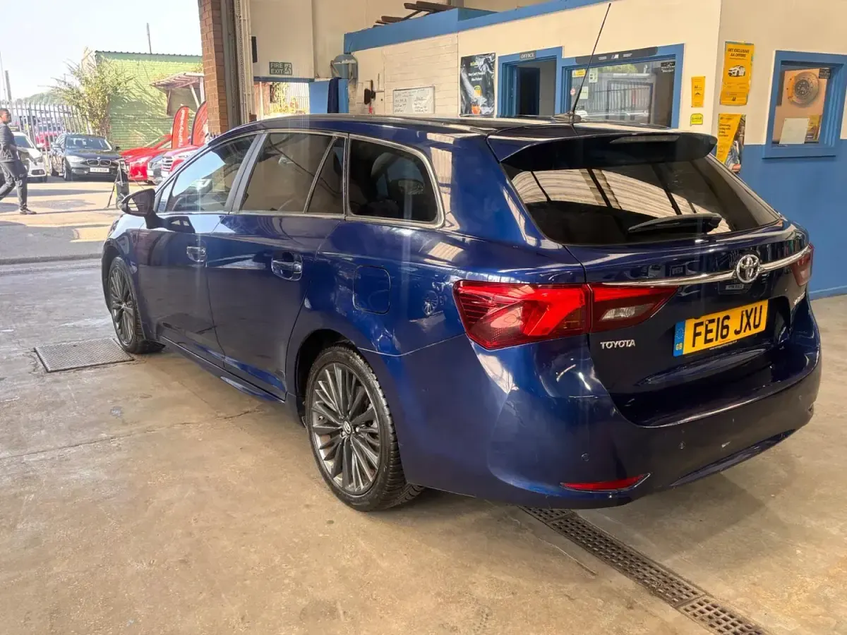 Used Toyota Avensis 143 HP (105 kW) 2016 Blue Estate