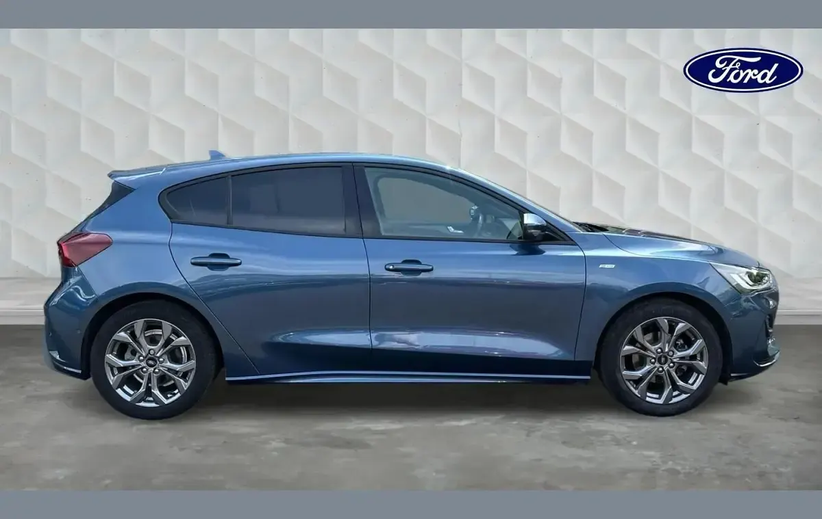 Used Ford Focus ST-Line 123 HP (90 kW) 2022 Blue Hatchback