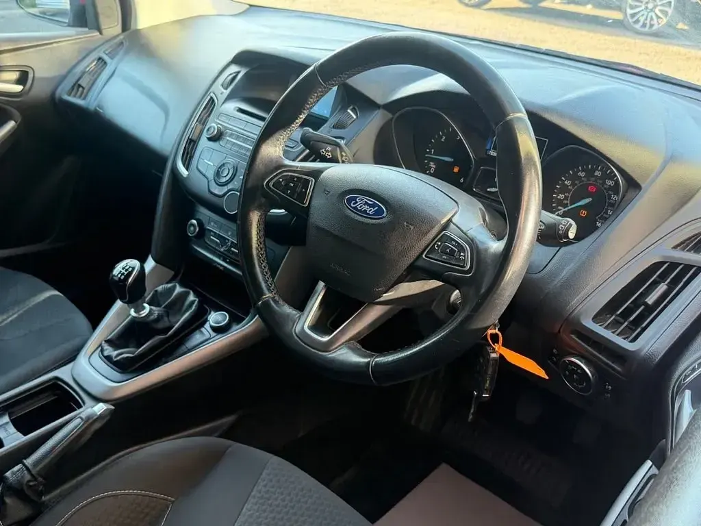 Używany Ford Focus Zetec 115 KM (84 kW) 2015 Czerwony Hatchback