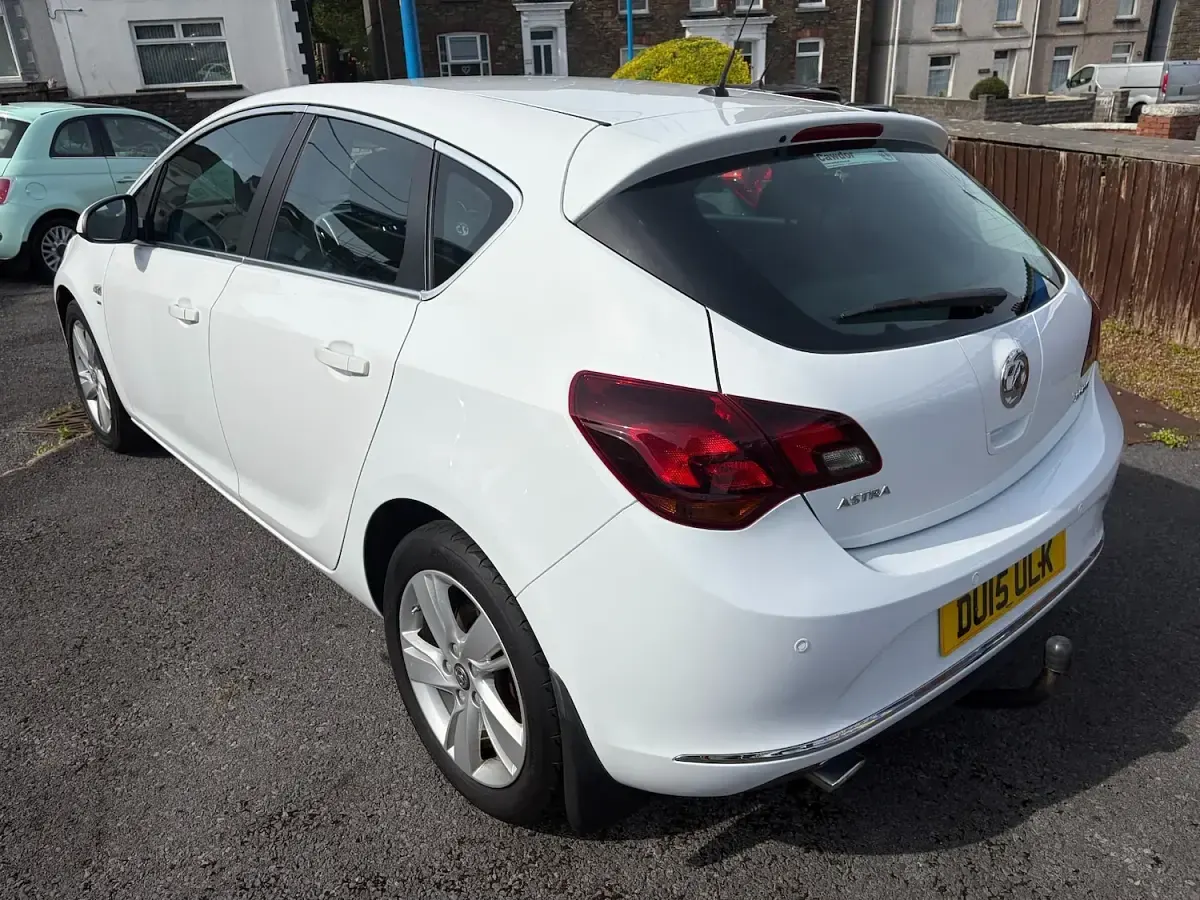 Used Vauxhall Astra SRi 165 HP (121 kW) 2015 White Hatchback