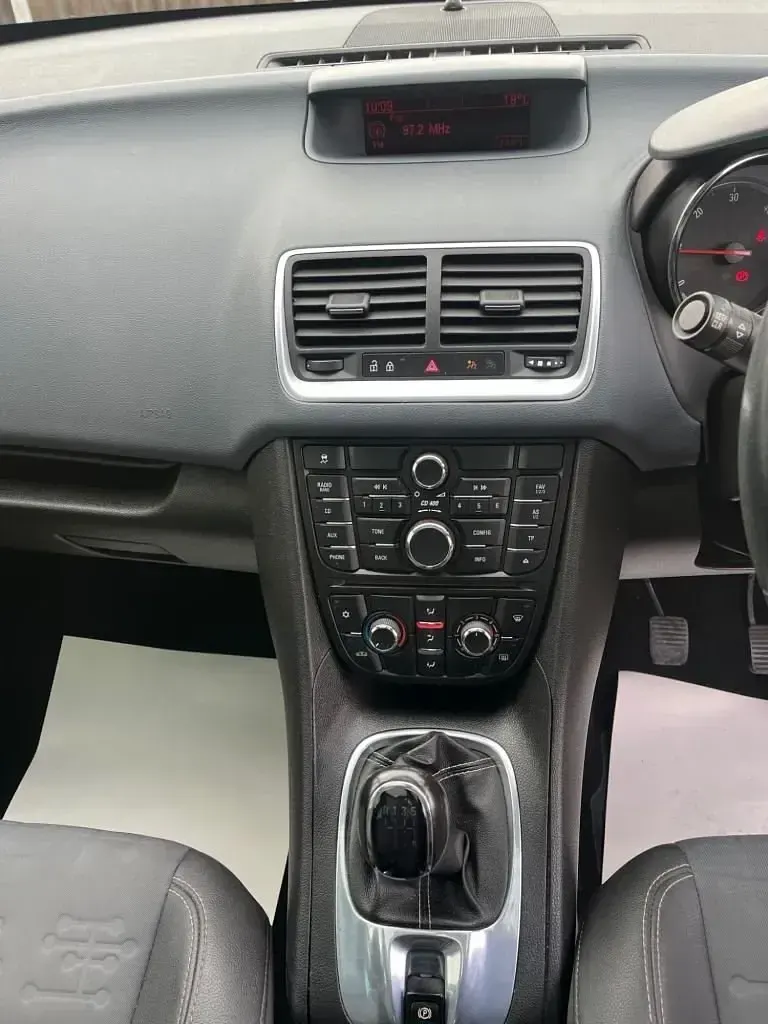 Second-hand Vauxhall Meriva 130 CP (95 kW) 2011 Argintiu Monovolum