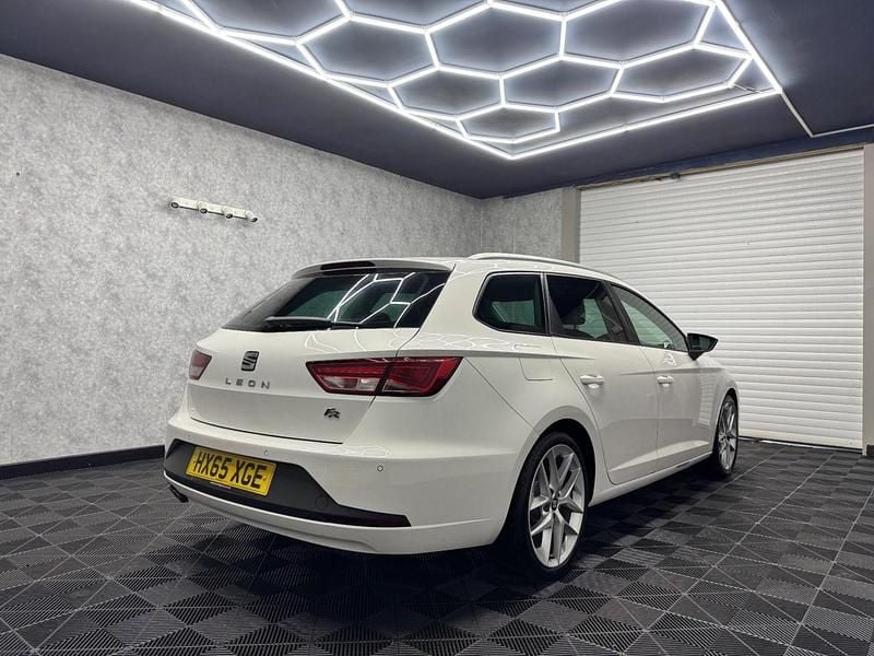 Used Seat Leon FR Sport 150 HP (110 kW) 2015 White Estate