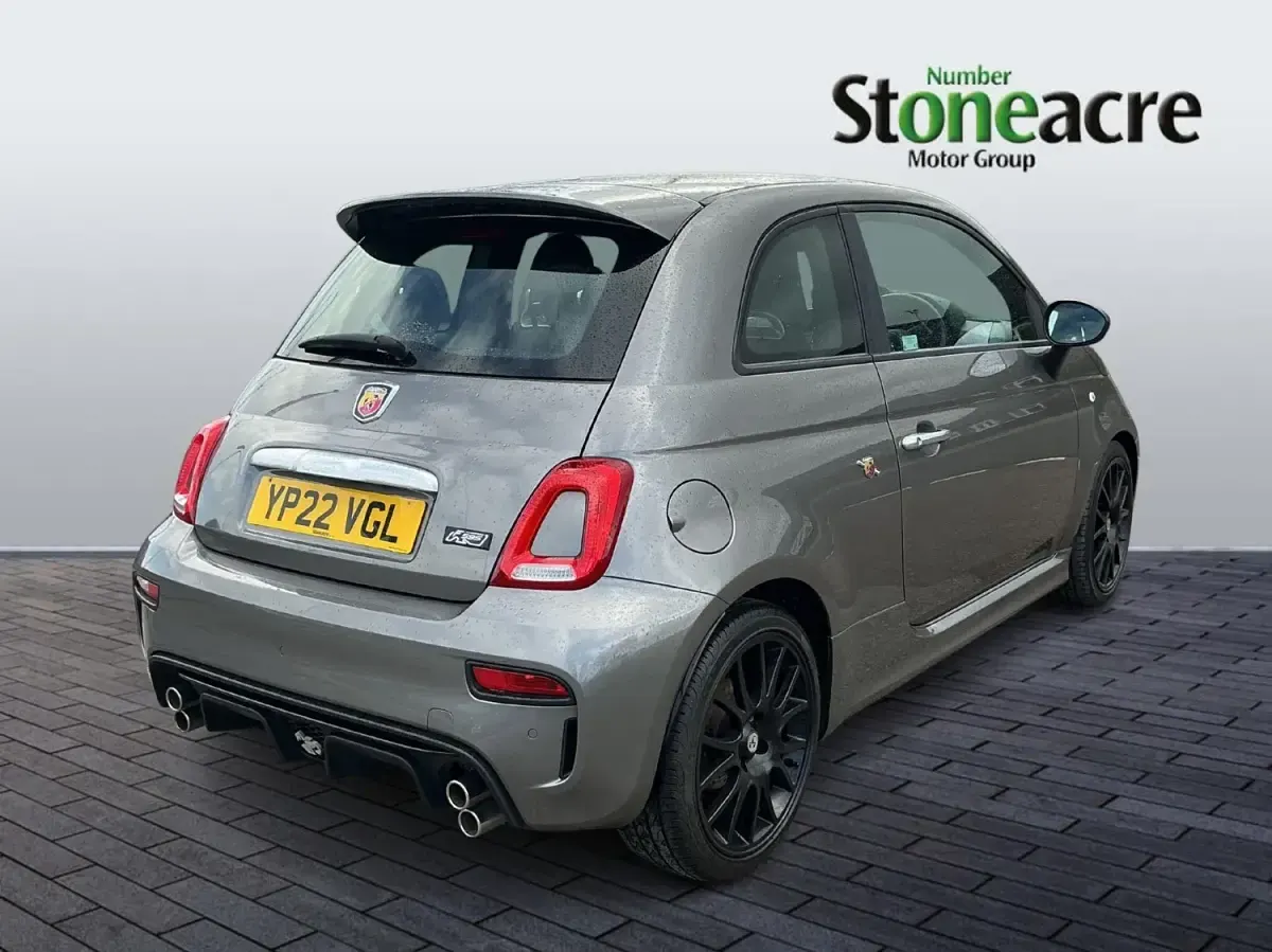 Usado Abarth 595 165 CV (121 kW) 2022 Gris Utilitario