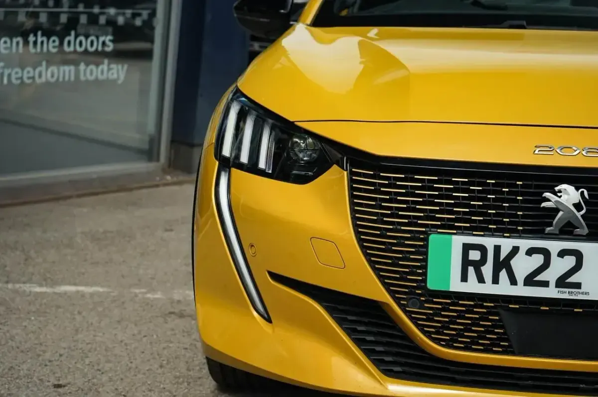 Używany Peugeot e-208 Premium 100 kW (136 KM) 2022 Żółty Hatchback