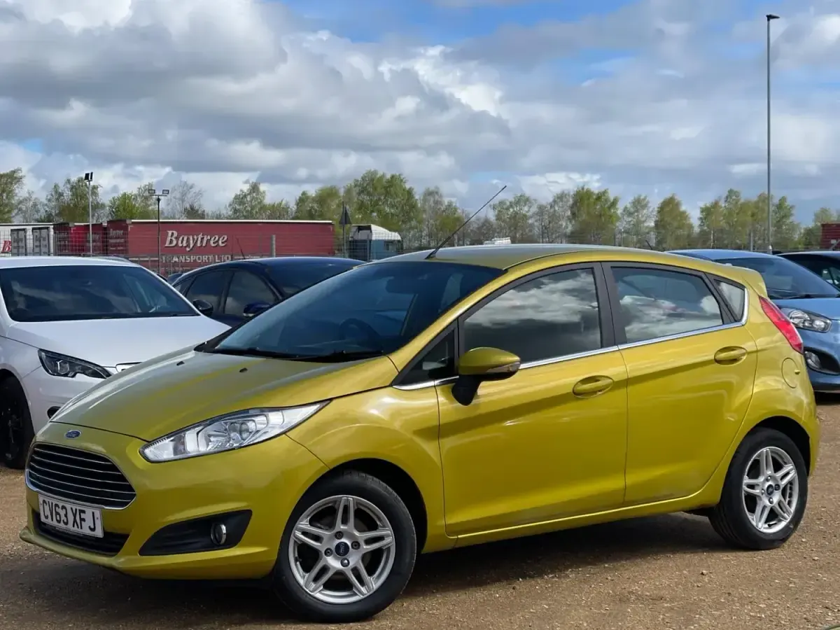 Usado Ford Fiesta Zetec 82 HP (60 kW) 2014 Amarelo Citadino