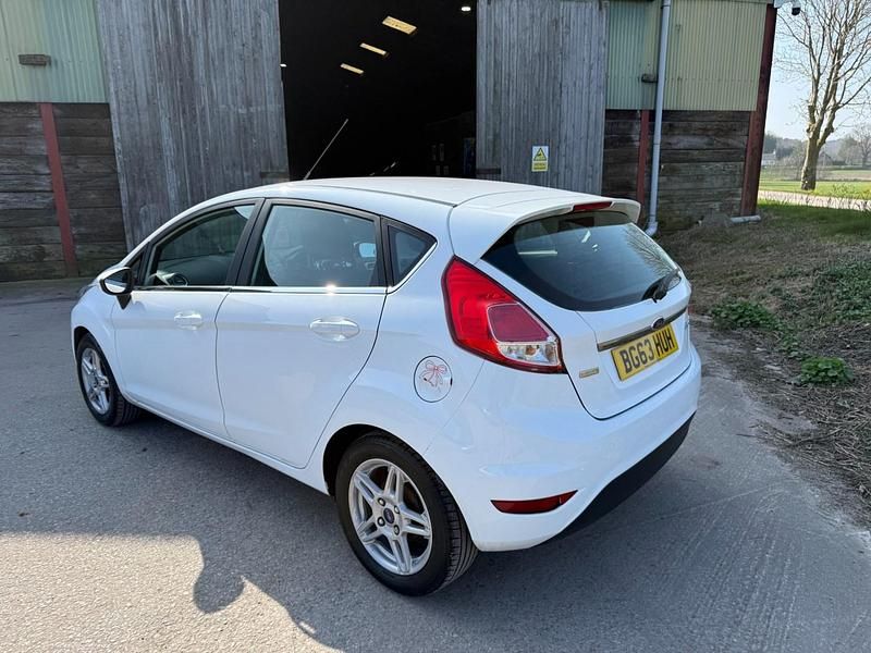 Used Ford Fiesta Zetec 2013 White Hatchback