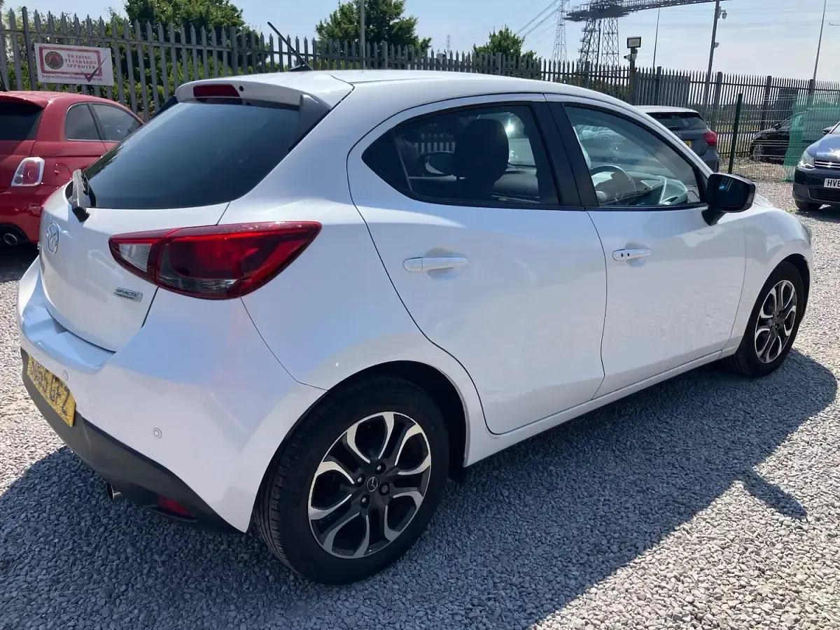 Used Mazda 2 Inclusive 90 HP (66 kW) 2016 White Hatchback
