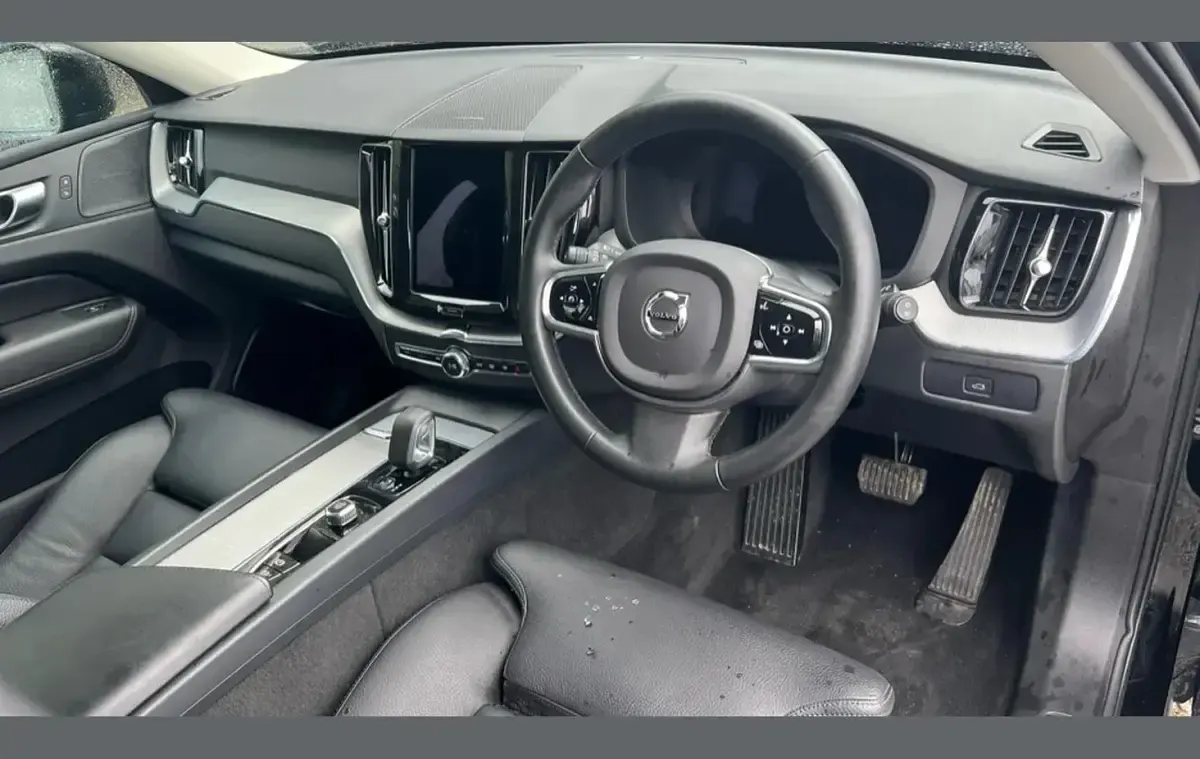 Second-hand Volvo XC60 Plus 197 CP (144 kW) 2022 Negru SUV
