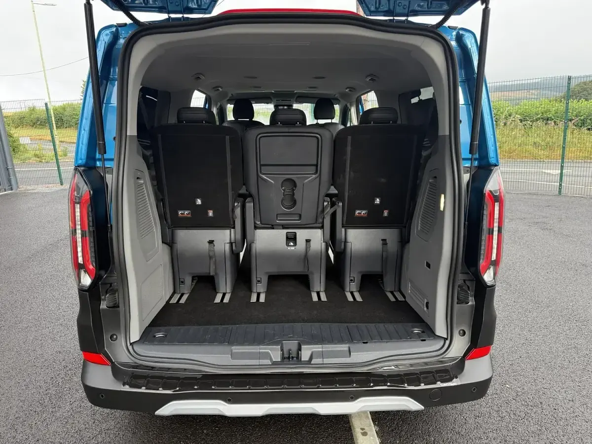 Used Ford Tourneo Custom Active 170 HP (125 kW) 2025 Blue Van
