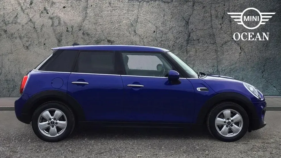 Usado Mini Cooper Hatch 136 CV (100 kW) 2018 Azul Utilitario