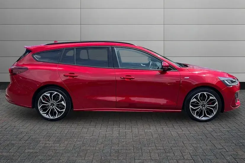 Used Ford Focus ST-Line X 125 HP (91 kW) 2023 Fantastic red Estate