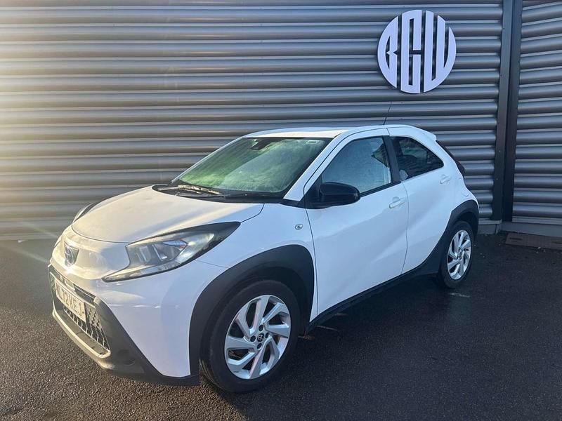 Used Toyota Aygo X X-pure 72 HP (52 kW) 2022 White SUV