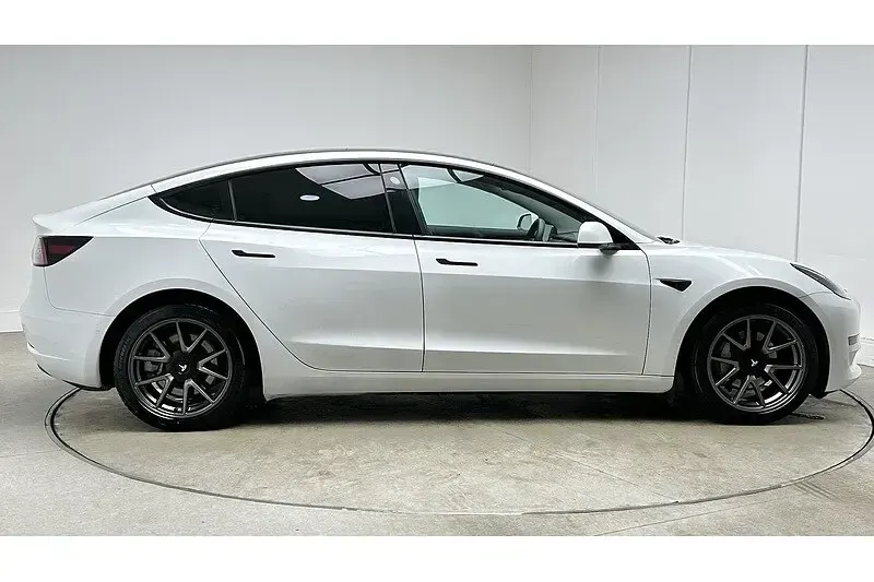 Used Tesla Model 3 Standard Range 235 kW (320 HP) 2022 White Sedan