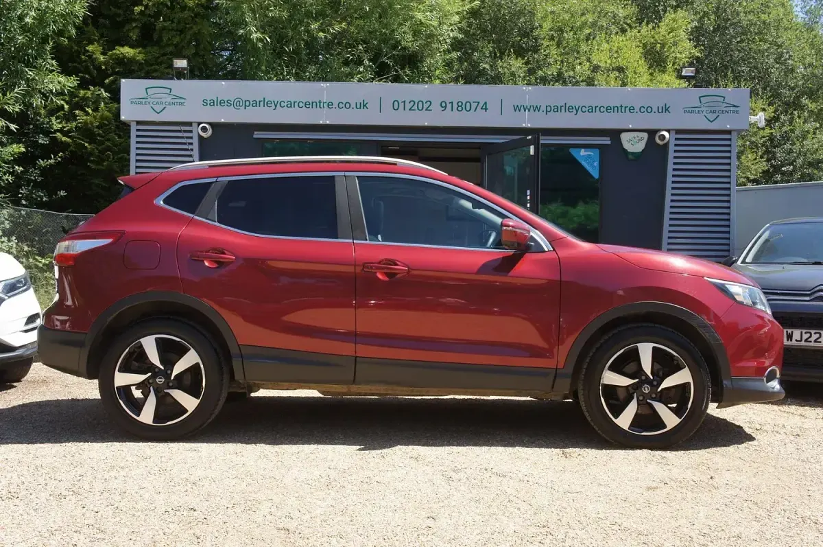Used Nissan Qashqai N-Connecta 110 HP (80 kW) 2016 Red SUV