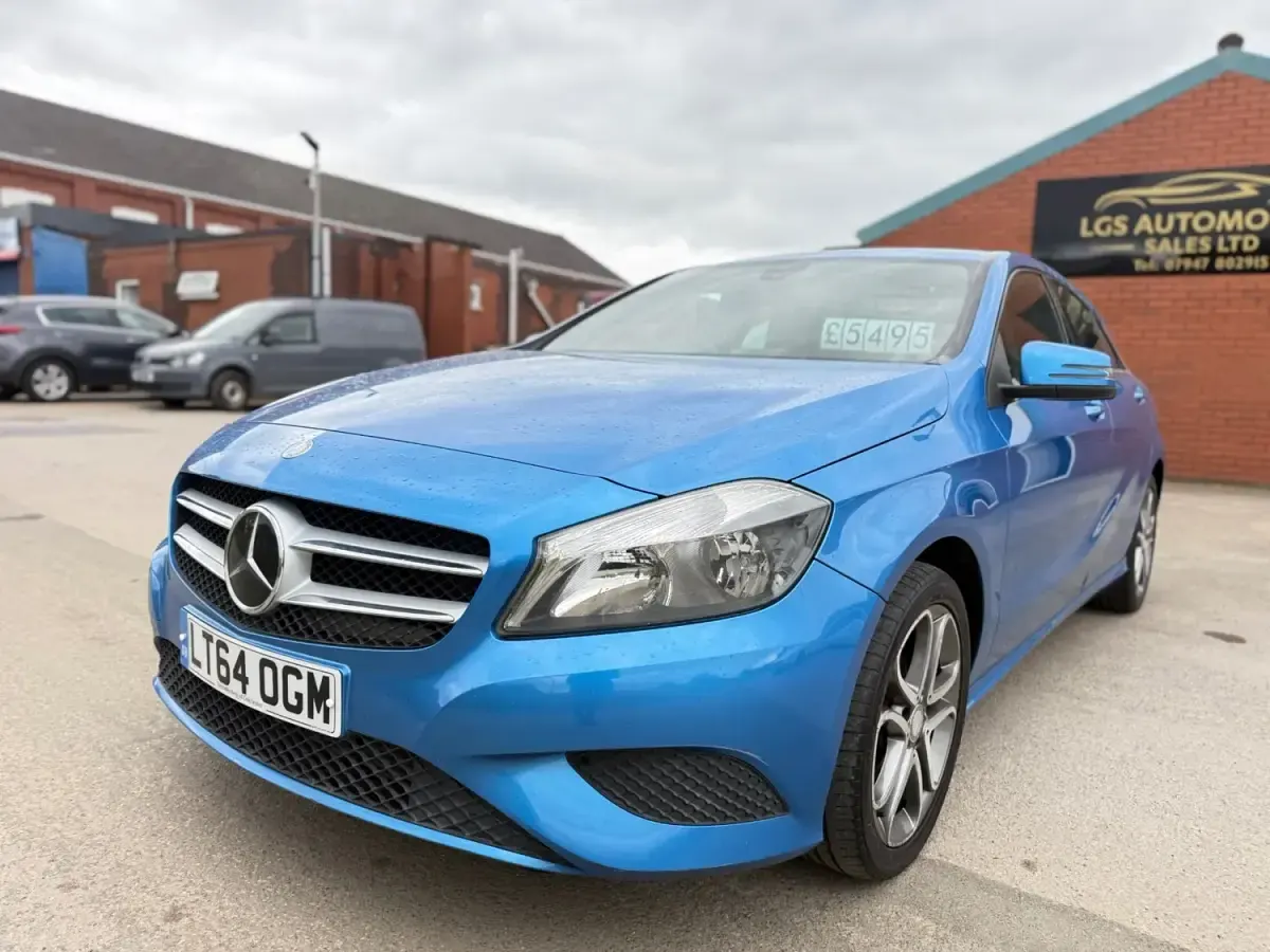 Begagnad Mercedes A180 2014 Blå Halvkombi