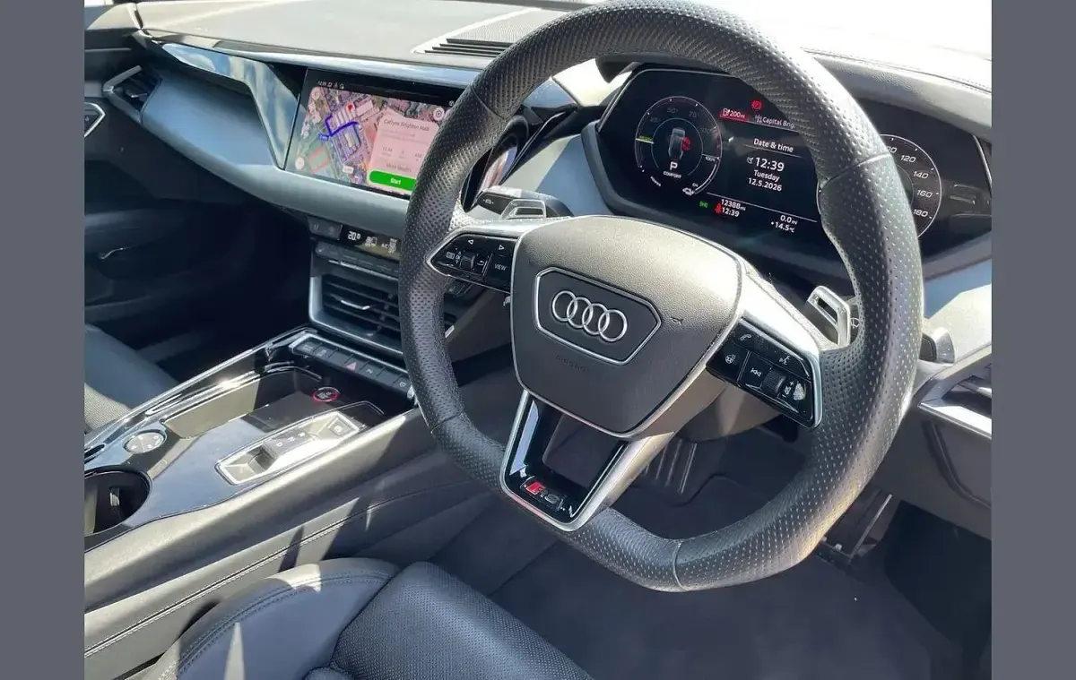 Usado Audi e-tron GT quattro Comfort 475 kW (646 HP) 2023 Azul Sedan
