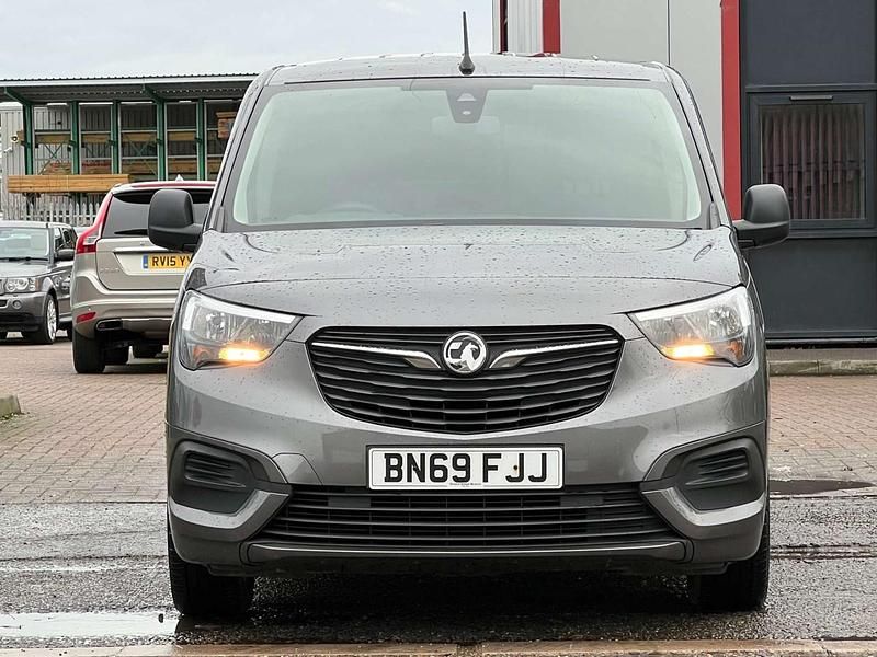 Used Vauxhall Combo Design Edition 100 HP (73 kW) 2019 Grey MPV