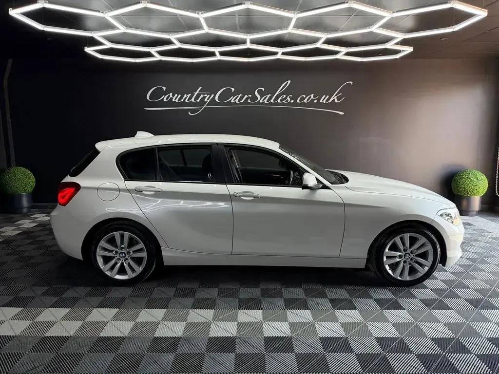 Used BMW 120 Sport Line 190 HP (139 kW) 2016 White Hatchback