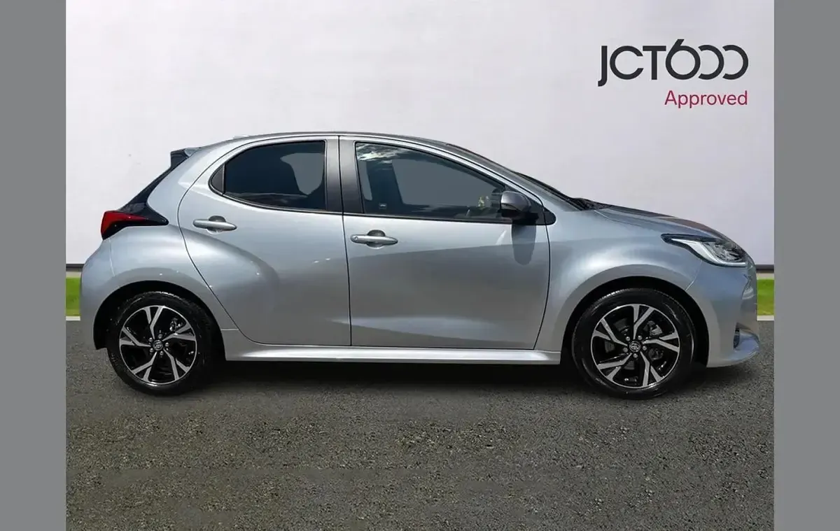 Used Toyota Yaris Design 113 HP (83 kW) 2024 Silver Hatchback