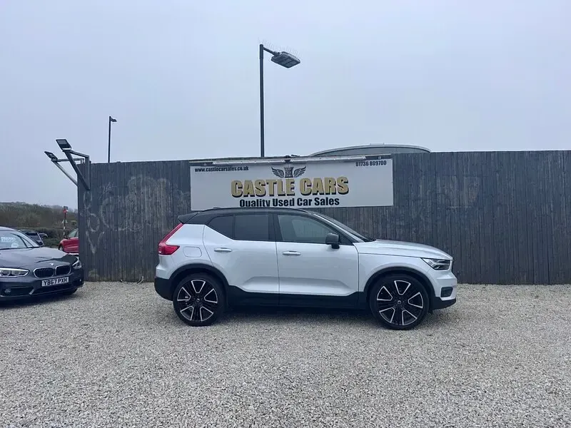 Used Volvo XC40 R-Design Pro 150 HP (110 kW) 2019 Glacier silver SUV