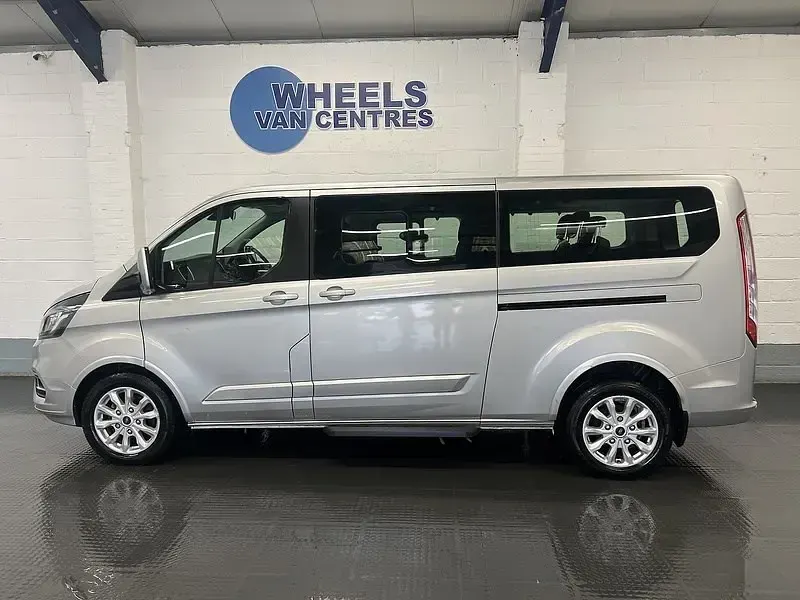 Begagnad Ford Tourneo Custom Titanium 2022 Silver Van