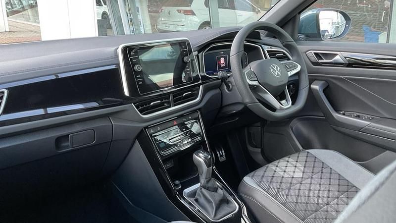 Used VW T-Roc R-line 150 HP (110 kW) 2025 Petrol blue metallic SUV