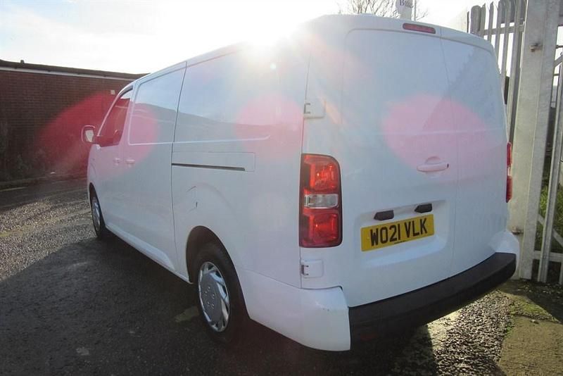 Second-hand Vauxhall Vivaro Sportive 120 CP (88 kW) 2021 Alb Monovolum