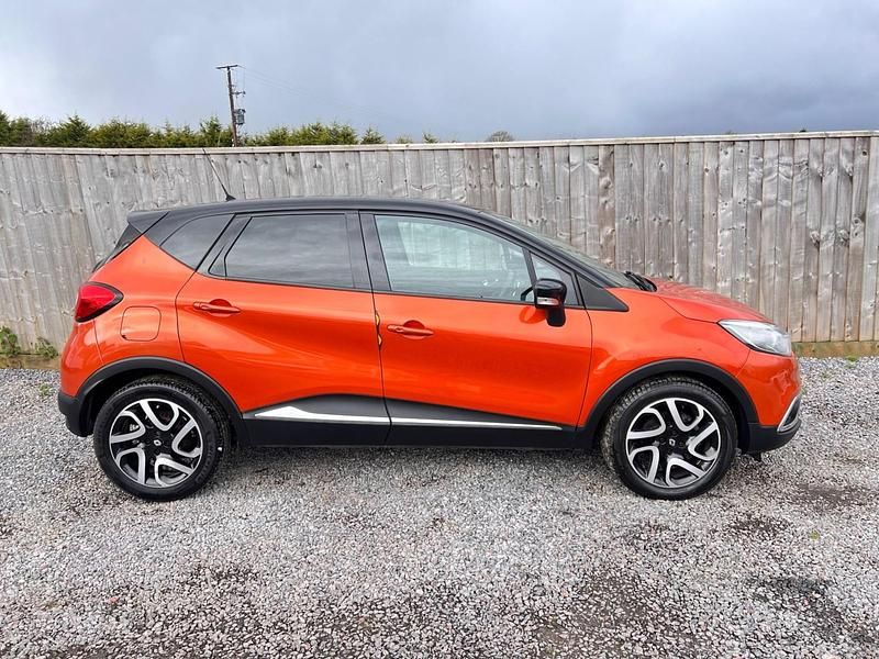 Used Renault Captur Dynamique 90 HP (66 kW) 2015 Orange/black SUV
