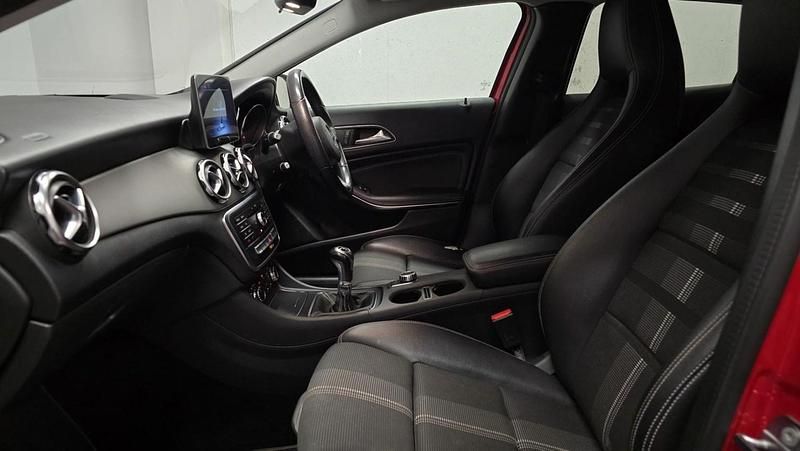 Used Mercedes GLA180 Urban 122 HP (89 kW) 2018 Red SUV
