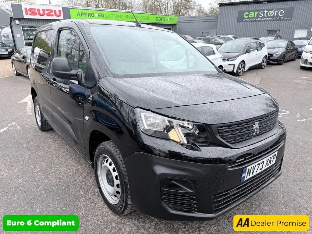 Begagnad Peugeot Partner 102 HK (75 kW) 2023 Svart Minibuss