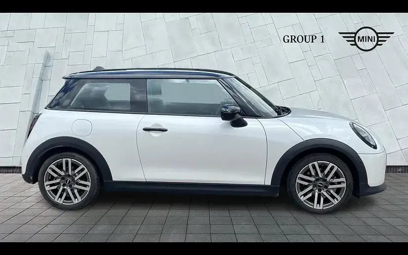 Used Mini Cooper Hatch 154 HP (113 kW) 2024 Nanuq white Hatchback