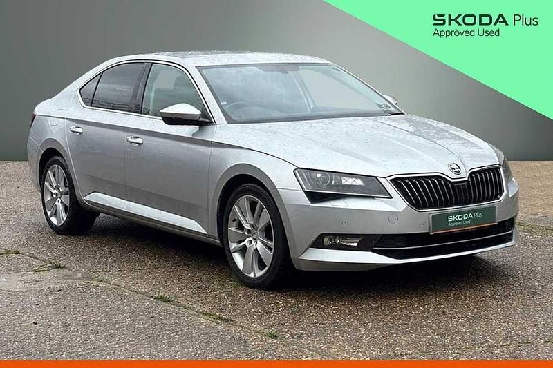 Used Skoda Superb 140 HP (102 kW) 2018 Brilliant silver metallic Hatchback