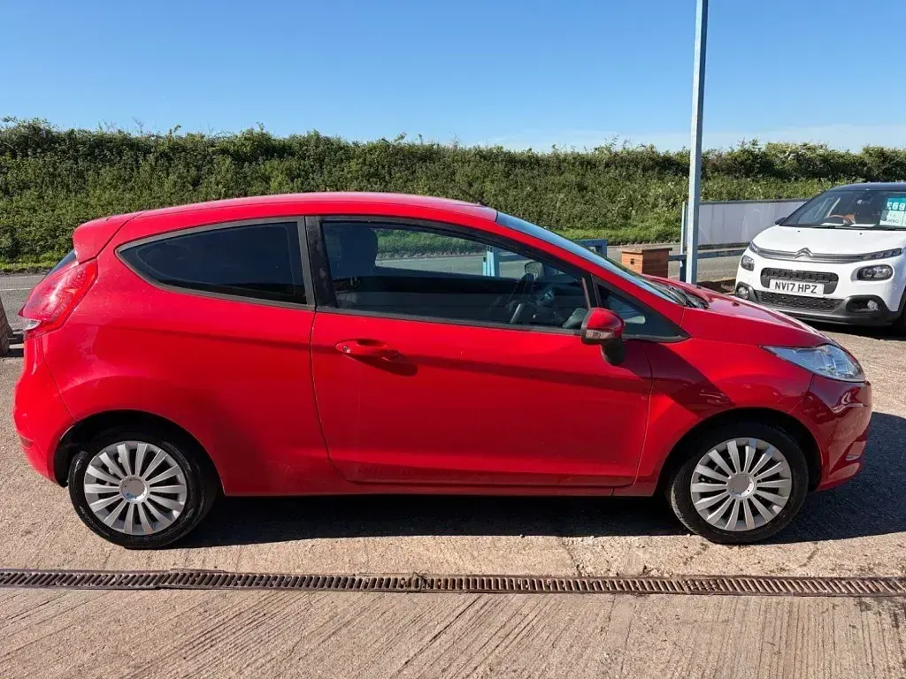 Używany Ford Fiesta 2011 Czerwony Hatchback