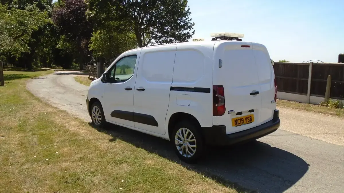 Used Citroën Berlingo Start 100 HP (73 kW) 2019 White MPV