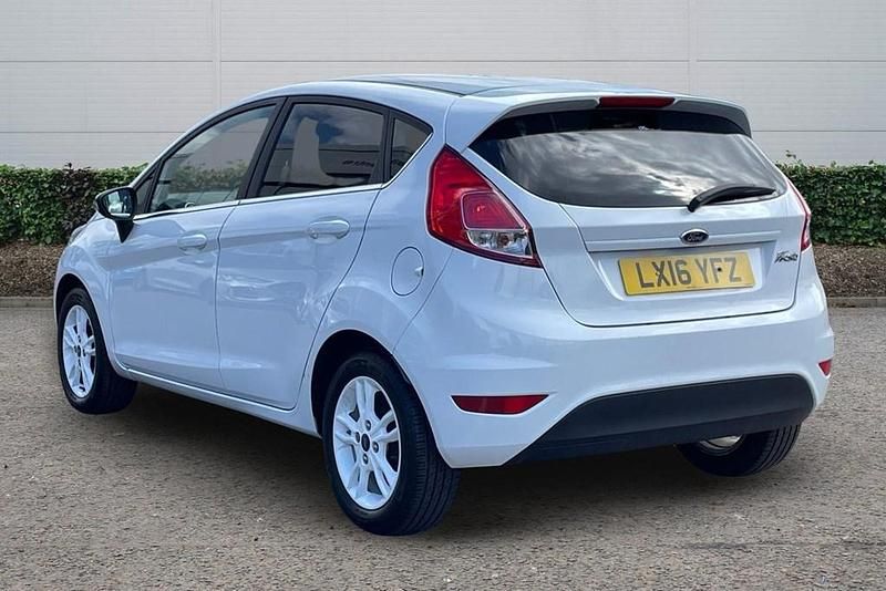 Usado Ford Fiesta Zetec 2016 Branco Citadino