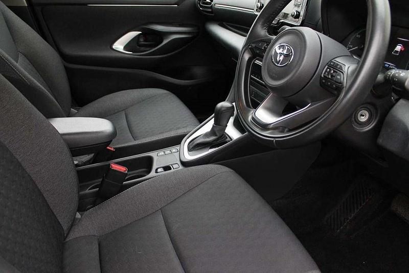 Used Toyota Yaris Hybrid 113 HP (83 kW) 2022 White Hatchback