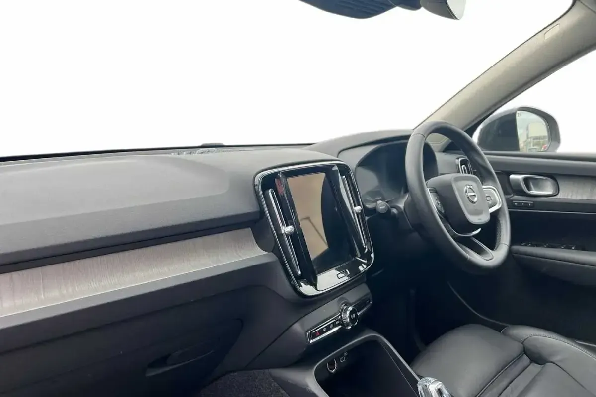 Used Volvo XC40 Ultra 197 HP (144 kW) 2025 Silver dawn SUV