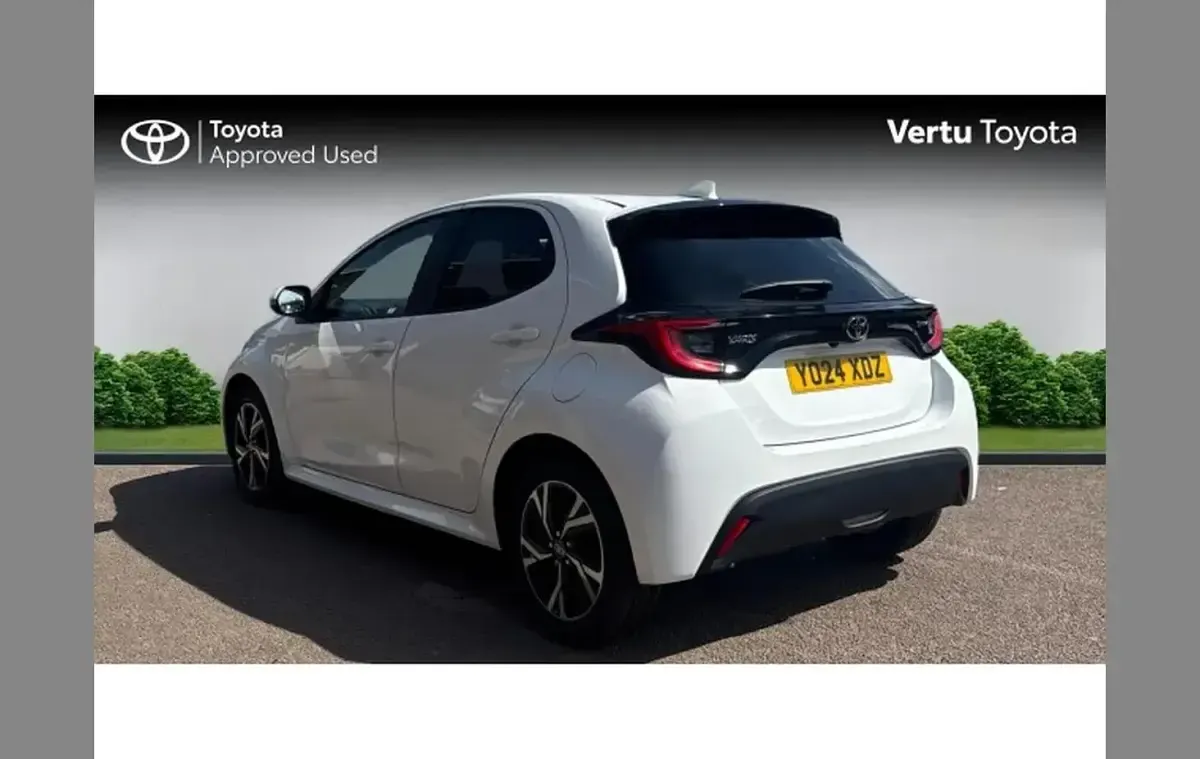 Used Toyota Yaris Design 116 HP (85 kW) 2024 White Hatchback