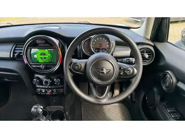 Usado Mini Cooper D Hatch 116 CV (85 kW) 2018 Negro Utilitario