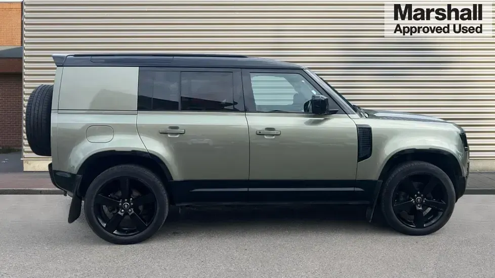 Used Land Rover Defender SE 249 HP (183 kW) 2023 Pangea green metallic SUV