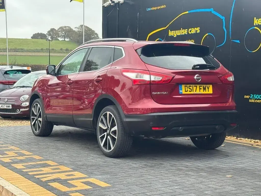 Used Nissan Qashqai Tekna 110 HP (80 kW) 2017 Red SUV
