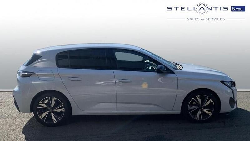 Used Peugeot 308 Allure 129 HP (94 kW) 2023 White Hatchback