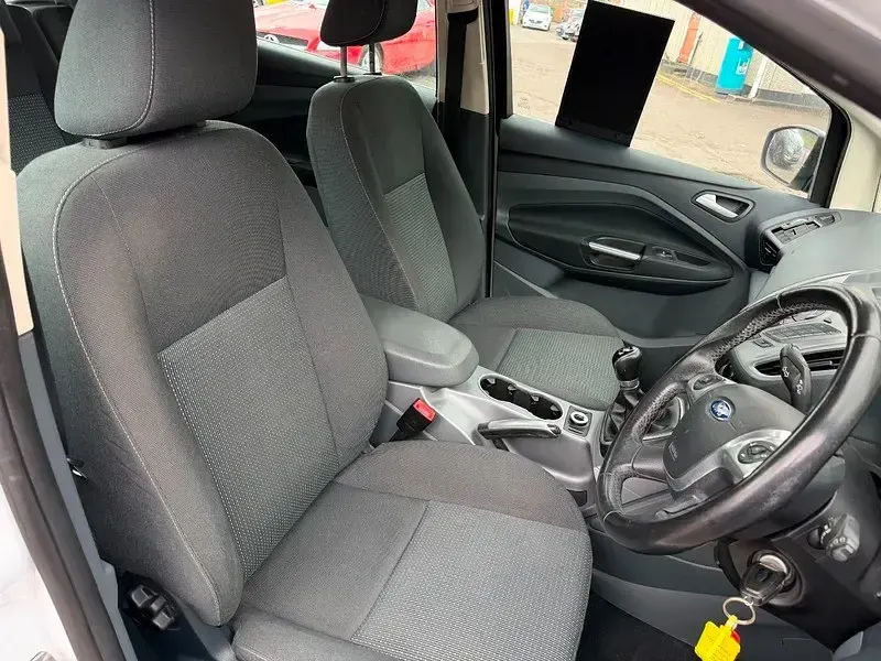 Begagnad Ford C-MAX Zetec 125 HK (91 kW) 2015 Vit Minibuss