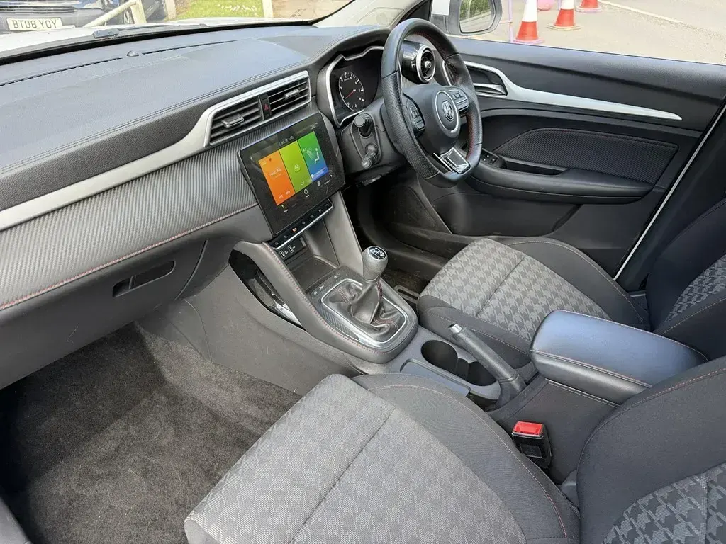 Używany MG ZS 106 KM (77 kW) 2022 Biały SUV