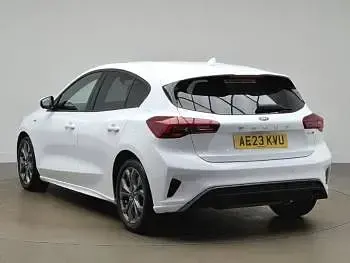 Begagnad Ford Focus ST-Line 125 HK (91 kW) 2023 Vit Halvkombi