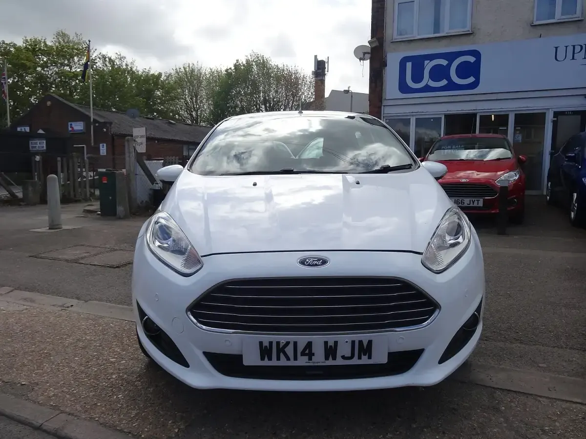 Used Ford Fiesta Zetec 100 HP (73 kW) 2014 White Hatchback